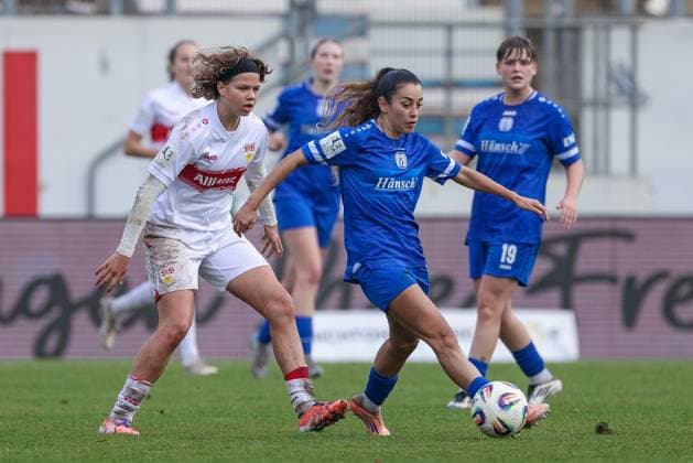 v.li.: Rosa Rückert (VfB Stuttgart, 11) und Genesis Castrellon (SV Meppen, 17) im Zweikampf, Duell, Dynamik, Aktion, Action, Spielszene, DIE DFB-RICHTLINIEN UNTERSAGEN JEGLICHE NUTZUNG VON FOTOS ALS SEQUENZBILDER UND ODER VIDEOÄHNLICHE FOTOSTRECKEN. DFB REGULATIONS PROHIBIT ANY USE OF PHOTOGRAPHS AS IMAGE SEQUENCES AND OR QUASI-VIDEO., 09.11.2025, Meppen (Deutschland), Fussball, 2. Frauen-Bundesliga, SV Meppen - VfB Stuttgart