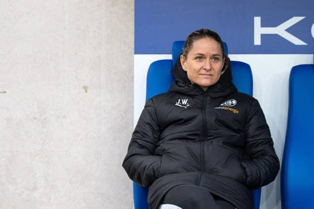 Google Pixel Frauen-Bundesliga 2025 26, 10. Spieltag am 09.11.2025 FC Carl Zeiss Jena vs SGS Essen Trainerin Jessica Wissmann (Essen) sitzt auf der Trainerbank, Portrait ad hoc Arena im Ernst-Abbe