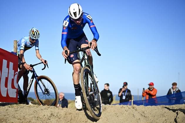 Belgian Giel Lejeune and Italian Filippo Grigolini pictured in action during the junior men race at the UEC Cyclocross European Championships, Sunday 09 November 2025, in Middelkerke. JASPERxJACOBS  x140390570x