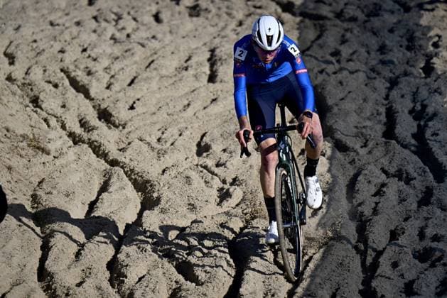 Italian Filippo Grigolini pictured in action during the junior men race at the UEC Cyclocross European Championships, Sunday 09 November 2025, in Middelkerke. JASPERxJACOBS  x140390738x