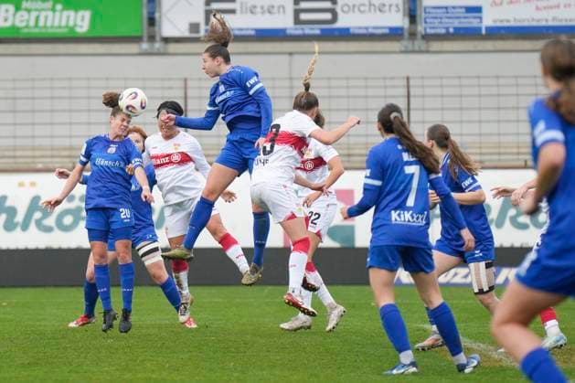 09.11.2025, Hänsch-Arena, Meppen, GER, 2. Frauen-Bundesliga: SV Meppen vs VfB Stuttgart, Kopfball Chantal Schouwstra (SV Meppen 20) DFL REGULATIONS PROHIBIT ANY USE OF PHOTOGRAPHS AS IMAGE SEQUENCES AND OR QUASI-VIDEO. Meppen Niedersachsen Deutschland Hänsch-Arena