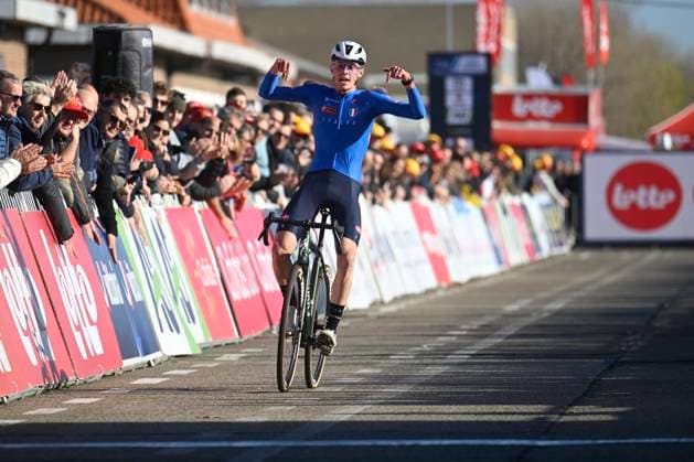 2025 UEC Cyclo-Cross EC - Men Juniors MIDDELKERKE, BELGIUM - NOVEMBER 09 : Grigolini Filippo (ITA) celebrating his victory during the 2025 UEC Cyclo-Cross European Championships for Men Juniors on November 09, 2025 in Middelkerke, Belgium, 09 11 2025 Middelkerke Belgium  Copyright: xNicoxVereeckenx