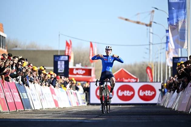 Italian Filippo Grigolini celebrates as he crosses the finish line to win the junior men race at the UEC Cyclocross European Championships, Sunday 09 November 2025, in Middelkerke. JASPERxJACOBS  x140391453x
