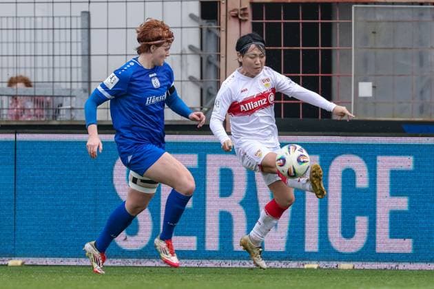 v.li.: Lena Göppel (SV Meppen, 5) und Yuka Hirano (VfB Stuttgart, 19) im Zweikampf, Duell, Dynamik, Aktion, Action, Spielszene, DIE DFB-RICHTLINIEN UNTERSAGEN JEGLICHE NUTZUNG VON FOTOS ALS SEQUENZBILDER UND ODER VIDEOÄHNLICHE FOTOSTRECKEN. DFB REGULATIONS PROHIBIT ANY USE OF PHOTOGRAPHS AS IMAGE SEQUENCES AND OR QUASI-VIDEO., 09.11.2025, Meppen (Deutschland), Fussball, 2. Frauen-Bundesliga, SV Meppen - VfB Stuttgart