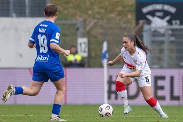 Laureta Temaj (VfB Stuttgart, 5) am Ball, Einzelbild, Ganzkörper, Aktion, Action, Spielszene, DIE DFB-RICHTLINIEN UNTERSAGEN JEGLICHE NUTZUNG VON FOTOS ALS SEQUENZBILDER UND ODER VIDEOÄHNLICHE FOTOSTRECKEN. DFB REGULATIONS PROHIBIT ANY USE OF PHOTOGRAPHS AS IMAGE SEQUENCES AND OR QUASI-VIDEO., 09.11.2025, Meppen (Deutschland), Fussball, 2. Frauen-Bundesliga, SV Meppen - VfB Stuttgart