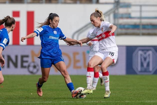 v.li.: Genesis Castrellon (SV Meppen, 17) und Janina Hechler (VfB Stuttgart, 16), DIE DFB-RICHTLINIEN UNTERSAGEN JEGLICHE NUTZUNG VON FOTOS ALS SEQUENZBILDER UND ODER VIDEOÄHNLICHE FOTOSTRECKEN. DFB REGULATIONS PROHIBIT ANY USE OF PHOTOGRAPHS AS IMAGE SEQUENCES AND OR QUASI-VIDEO., 09.11.2025, Meppen (Deutschland), Fussball, 2. Frauen-Bundesliga, SV Meppen - VfB Stuttgart