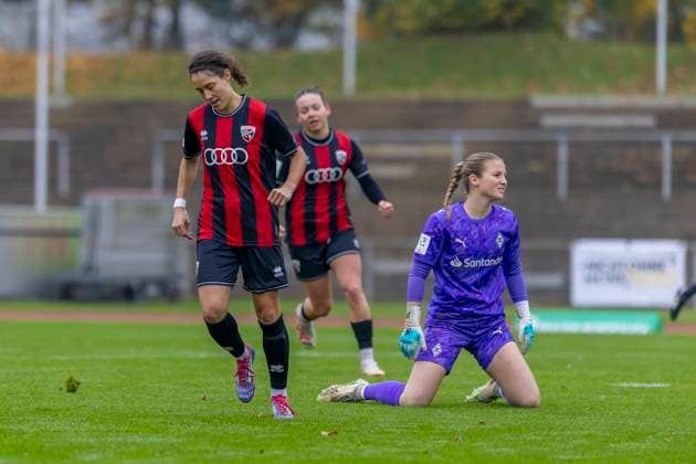 Mönchengladbach, Deutschland 09. November 2025: 2.BL - Frauen - 2025 2026 - Borussia Mönchengladbach vs. FC Ingolstadt 04 Im Bild: v.li. Torschützin Annika Kömm Koemm (FCI) jubelt nach ihrem Tor zum 0:1 mit ihren Teamkolleginnen Grenzland Stadion Nordrhein Westfalen Copyright: xFotostandx xSchäferx