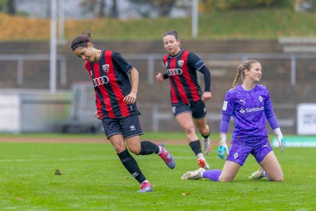 Mönchengladbach, Deutschland 09. November 2025: 2.BL - Frauen - 2025 2026 - Borussia Mönchengladbach vs. FC Ingolstadt 04 Im Bild: v.li. Torschützin Annika Kömm Koemm (FCI) jubelt nach ihrem Tor zum 0:1 mit ihren Teamkolleginnen Grenzland Stadion Nordrhein Westfalen Copyright: xFotostandx xSchäferx