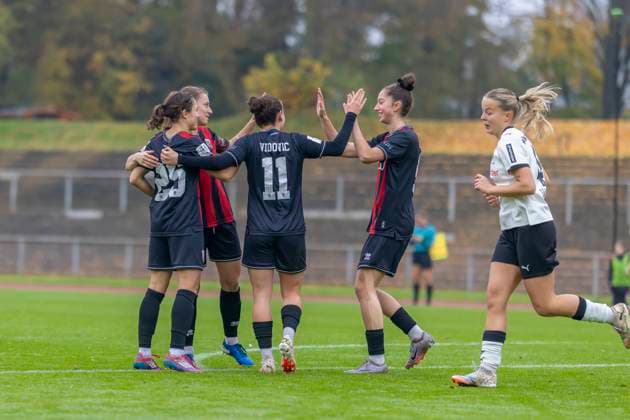 Mönchengladbach, Deutschland 09. November 2025: 2.BL - Frauen - 2025 2026 - Borussia Mönchengladbach vs. FC Ingolstadt 04 Im Bild: v.li. Torschützin Annika Kömm Koemm (FCI) jubelt nach ihrem Tor zum 0:1 mit ihren Teamkolleginnen Grenzland Stadion Nordrhein Westfalen Copyright: xFotostandx xSchäferx