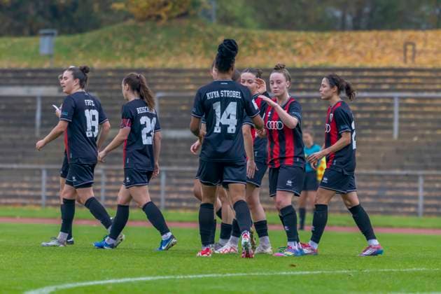 Mönchengladbach, Deutschland 09. November 2025: 2.BL - Frauen - 2025 2026 - Borussia Mönchengladbach vs. FC Ingolstadt 04 Im Bild: in der Traube Torschützin Emma Kusch (FCI) jubelt nacht ihrem Tor zum 0:2 mit ihren Teamkolleginnen Grenzland Stadion Nordrhein Westfalen Copyright: xFotostandx xSchäferx