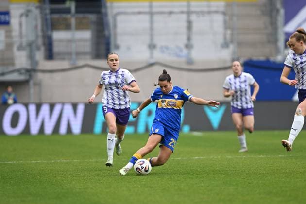 RECORD DATE NOT STATED Noemi Gentile (25; FC Carl Zeiss Jena) mit Ball, während Paula Flach (5; SGS Essen) und Laura Pucks (15; SGS Essen) verteidigen Ballbesitz und Verteidigung Copyright: xSpeedshotx