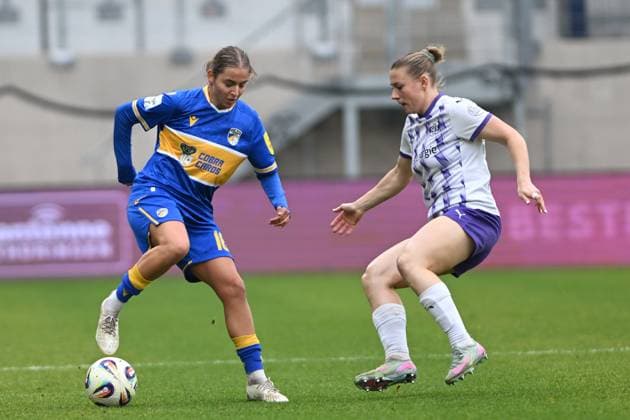 RECORD DATE NOT STATED Lisa Gora (16; FC Carl Zeiss Jena) im Zweikampf mit Ramona Maier (9; SGS Essen) um den Ball Zweikampf um den Ball Copyright: xSpeedshotx