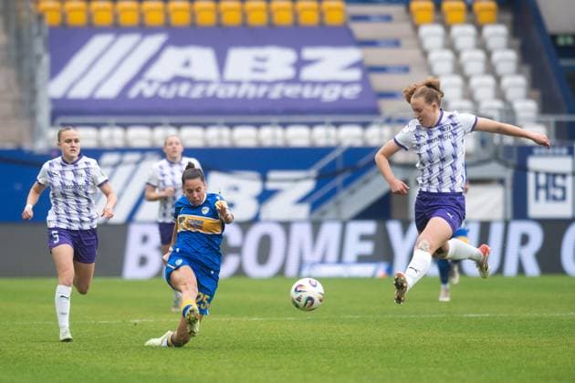 Google Pixel Frauen-Bundesliga 2025 26, 10. Spieltag am 09.11.2025 FC Carl Zeiss Jena vs SGS Essen v.li. im Zweikampf Noemi Gentile (Jena) gegen Laura Pucks (Essen) ad hoc Arena im Ernst-Abbe