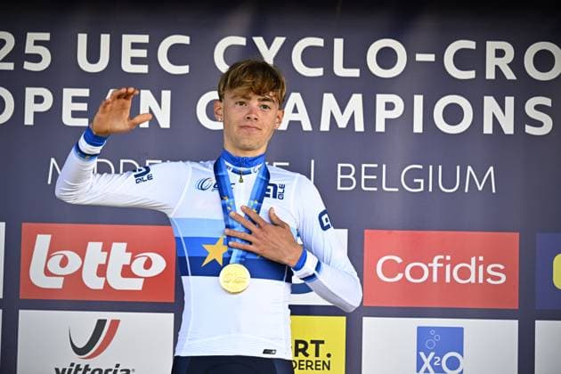 Italian Filippo Grigolini celebrates on the podium after winning the junior men race at the UEC Cyclocross European Championships, Sunday 09 November 2025, in Middelkerke. JASPERxJACOBS  x140392483x