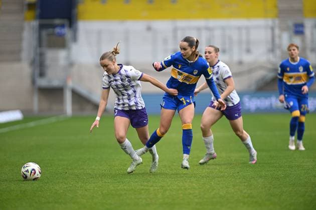 RECORD DATE NOT STATED Rieke Tietz (17; FC Carl Zeiss Jena) im Zweikampf mit Ramona Maier (9; SGS Essen) und Paula Flach (5; SGS Essen) beim Kampf um den Ball Zweikampf um Ball Copyright: xSpeedshotx