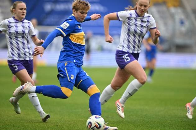 RECORD DATE NOT STATED Gwen Mummert (27; FC Carl Zeiss Jena) verteidigt energisch gegen Laura Pucks (15; SGS Essen) und Paula Flach (5; SGS Essen) mit Ball in Aktion Ballbesitz und Verteidigung Copyright: xSpeedshotx
