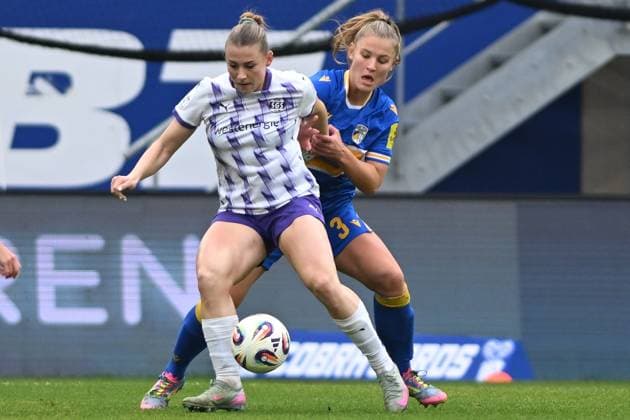 RECORD DATE NOT STATED Toma Ihlenburg (3; FC Carl Zeiss Jena) im Zweikampf mit Ramona Maier (9; SGS Essen) um den Ball Zweikampf um Ball Copyright: xSpeedshotx