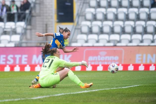 Google Pixel Frauen-Bundesliga 2025 26, 10. Spieltag am 09.11.2025 FC Carl Zeiss Jena vs SGS Essen Noemi Gentile (Jena) scheitert mit einer Großchance gegen Torfrau Luisa Palmen (Essen) ad hoc Arena im Ernst-Abbe