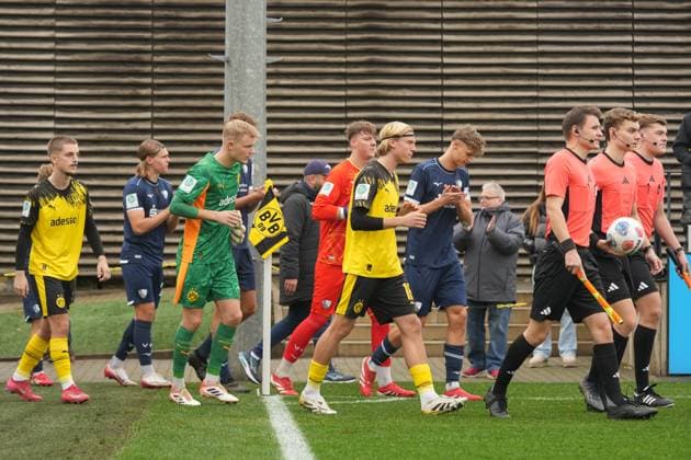 Sonntag, 09.11.2025 Saison 2025 2026 Achtelfinale DFB-Pokal der Junioren im BVB Fußballpark Hohenbuschei, Dortmund, Germany. BV Borussia Dortmund U19 - VfL Bochum U19. Einlaufen der Mannschaften.