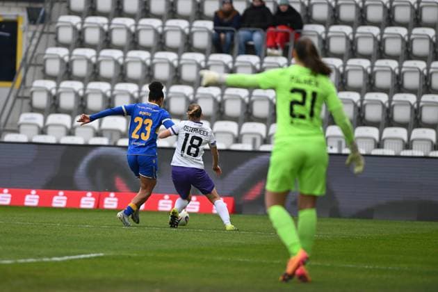 RECORD DATE NOT STATED Josephine Bonsu (23; FC Carl Zeiss Jena) im Zweikampf mit Lena Ostermeier (18; SGS Essen), während Luisa Palmen (21; SGS Essen) im Tor aufmerksam reagiert Zweikampf um den Ball Copyright: xSpeedshotx