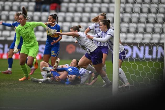 RECORD DATE NOT STATED Luisa Palmen (21; SGS Essen) und Jana Feldkamp (31; SGS Essen) verteidigen im Strafraum gegen Noemi Gentile (25; FC Carl Zeiss Jena) und Paulina Platner (25; SGS Essen) in intensivem Zweikampf Intensiver Zweikampf im Strafraum Copyright: xSpeedshotx