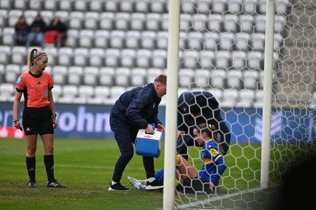 RECORD DATE NOT STATED Emily Reske (28; FC Carl Zeiss Jena) sitzt verletzt im Strafraum, medizinisches Personal und Schiedsrichterin sind vor Ort Verletzungsbehandlung im Strafraum Copyright: xSpeedshotx