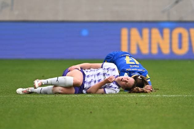 RECORD DATE NOT STATED Shari Van Belle (14; SGS Essen) liegt schmerzverzerrt am Boden, während Rieke Tietz (17; FC Carl Zeiss Jena) ebenfalls verletzt am Boden liegt Verletzung am Boden Copyright: xSpeedshotx