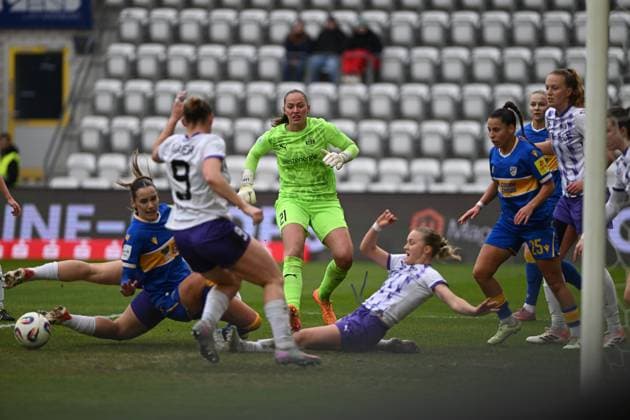RECORD DATE NOT STATED Laura Pucks (15; SGS Essen) und Isabella Jaron (24; FC Carl Zeiss Jena) verteidigen im Strafraum gegen Noemi Gentile (25; FC Carl Zeiss Jena), während Luisa Palmen (21; SGS Essen) als Torwart bereitsteht und Rieke Tietz (17; FC Carl Zeiss Jena) sich einbringt Intensive Abwehraktion im Strafraum Copyright: xSpeedshotx
