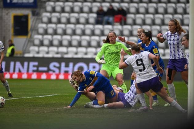 RECORD DATE NOT STATED Laura Pucks (15; SGS Essen), Isabella Jaron (24; FC Carl Zeiss Jena) und Luisa Palmen (21; SGS Essen) verteidigen energisch gegen Noemi Gentile (25; FC Carl Zeiss Jena) und Jana Feldkamp (31; SGS Essen) im Strafraum Intensive Zweikampfszene im Strafraum Copyright: xSpeedshotx