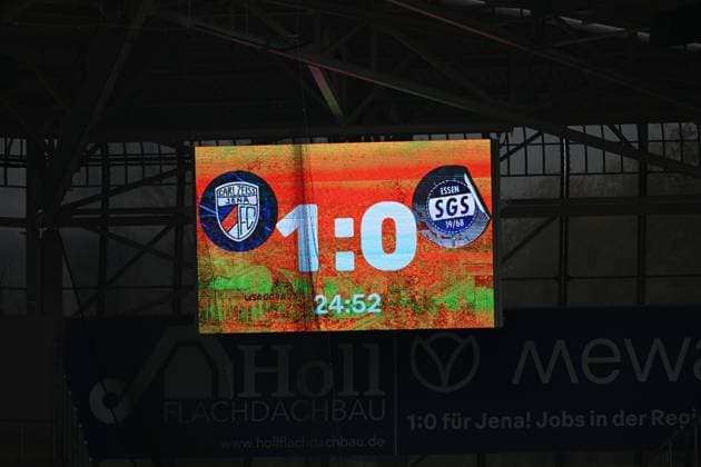RECORD DATE NOT STATED Anzeigetafel zeigt 1:0 Führung für SGS Essen gegen FC Carl Zeiss Jena im Ernst-Abbe-Sportfeld Spielstand 1:0 für SGS Essen Copyright: xSpeedshotx