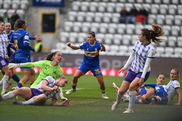 RECORD DATE NOT STATED Lany Mia Bäcker (26; SGS Essen) und Paula Flach (5; SGS Essen) im Zweikampf, während Lena Ostermeier (18; SGS Essen), Luisa Palmen (21; SGS Essen) und Noemi Gentile (25; FC Carl Zeiss Jena) die Szene beobachten Intensiver Zweikampf im Strafraum Copyright: xSpeedshotx