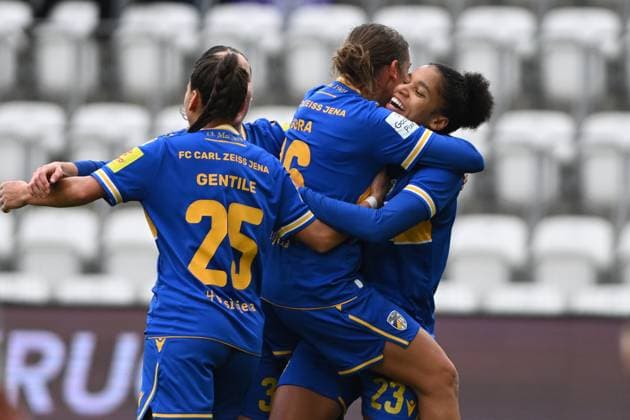 RECORD DATE NOT STATED Josephine Bonsu (23; FC Carl Zeiss Jena) feiert mit Teamkollegen den Erfolg Spieler feiern gemeinsam Copyright: xSpeedshotx
