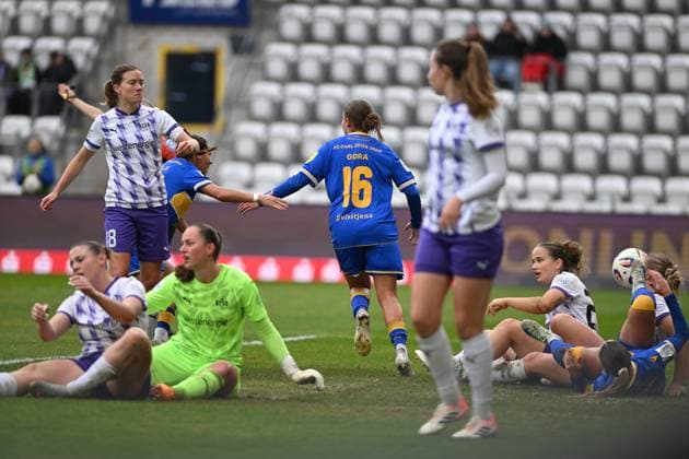 RECORD DATE NOT STATED Lena Ostermeier (18; SGS Essen) und Luisa Palmen (21; SGS Essen) beobachten die Aktion, während Paulina Platner (25; SGS Essen) und Ramona Maier (9; SGS Essen) am Boden um den Ball kämpfen Intensiver Ballkampf im Strafraum Copyright: xSpeedshotx