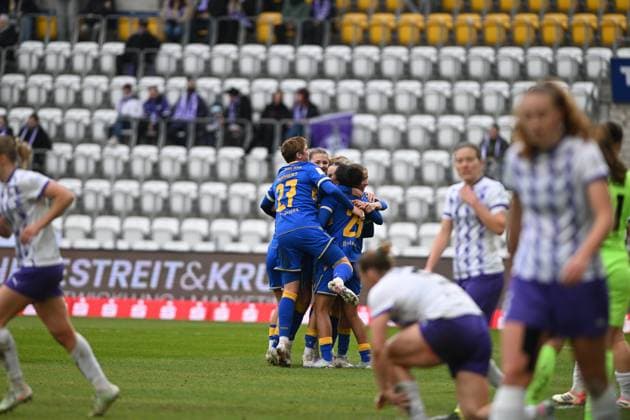 RECORD DATE NOT STATED Gwen Mummert (27; FC Carl Zeiss Jena) feiert mit Teamkollegen, während Spieler von SGS Essen enttäuscht wirken Torjubel von Gwen Mummert (27; FC Carl Zeiss Jena) Copyright: xSpeedshotx