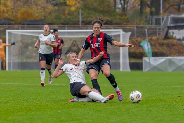 Mönchengladbach, Deutschland 09. November 2025: 2.BL - Frauen - 2025 2026 - Borussia Mönchengladbach vs. FC Ingolstadt 04 Im Bild: v. li. im Zweikampf Sam Drissen (BMG) und Annika Kömm Koemm (FCI) Grenzland Stadion Nordrhein Westfalen Copyright: xFotostandx xSchäferx