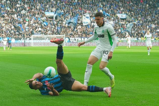 Atalanta s Nikola Krstovic fights for the ball with Sassuolo s Tarik Muharemovic during the Serie A soccer match between Atalanta and Sassuolo at the New Balance Stadium in Bergamo , north Italy - Sunday , November 09 , 2025. - Soccer .  Copyright: xSpada LaPressex