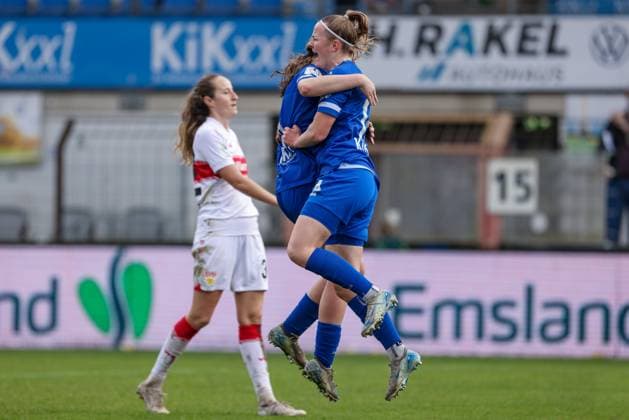 v.li.: Laura Bröring (SV Meppen, 6) und Torschützin Bente Bode (SV Meppen, 14) mit Torjubel, Jubel, jubeln, jubelt, optimistisch, Spielszene, Highlight, Freude über das Tor zum 1:0, DIE DFB-RICHTLINIEN UNTERSAGEN JEGLICHE NUTZUNG VON FOTOS ALS SEQUENZBILDER UND ODER VIDEOÄHNLICHE FOTOSTRECKEN. DFB REGULATIONS PROHIBIT ANY USE OF PHOTOGRAPHS AS IMAGE SEQUENCES AND OR QUASI-VIDEO., 09.11.2025, Meppen (Deutschland), Fussball, 2. Frauen-Bundesliga, SV Meppen - VfB Stuttgart
