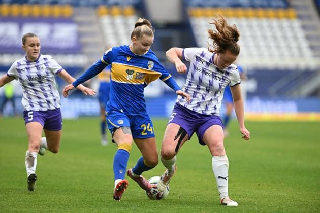 RECORD DATE NOT STATED Isabella Jaron (24; FC Carl Zeiss Jena) kämpft um den Ball gegen Paula Flach (5; SGS Essen) und Laura Pucks (15; SGS Essen) Kampf um Ballbesitz Copyright: xSpeedshotx