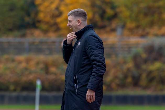 Mönchengladbach, Deutschland 09. November 2025: 2.BL - Frauen - 2025 2026 - Borussia Mönchengladbach vs. FC Ingolstadt 04 Im Bild: Trainer Benjamin Stolte (FCI) nachdenklich auf dem Spielfeld. Grenzland Stadion Nordrhein Westfalen Copyright: xFotostandx xSchäferx
