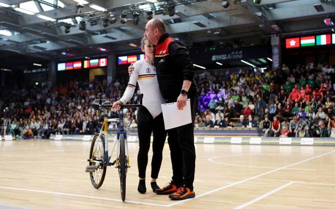 BAU 09.11.2025 Göppingen Kunstrad UCI Hallenrad WM 2025, Single Woman Qualification, Bundestrainer Dieter Maute (GER) tröstet Veronika Koch (GER) nach ihrer Kür