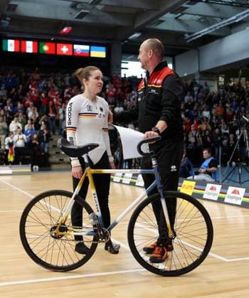 BAU 09.11.2025 Göppingen Kunstrad UCI Hallenrad WM 2025, Single Woman Qualification, Bundestrainer Dieter Maute (GER) tröstet Veronika Koch (GER) nach ihrer Kür
