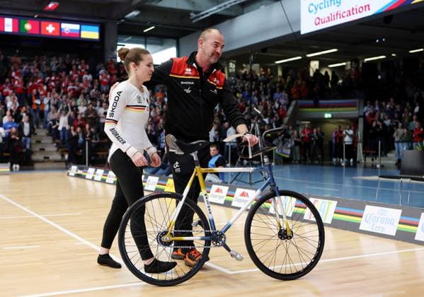 BAU 09.11.2025 Göppingen Kunstrad UCI Hallenrad WM 2025, Single Woman Qualification, v.l. Veronika Koch (GER), Bundestrainer Dieter Maute (GER)