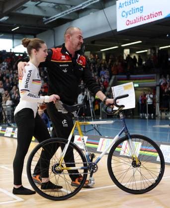 BAU 09.11.2025 Göppingen Kunstrad UCI Hallenrad WM 2025, Single Woman Qualification, v.l. Veronika Koch (GER), Bundestrainer Dieter Maute (GER)