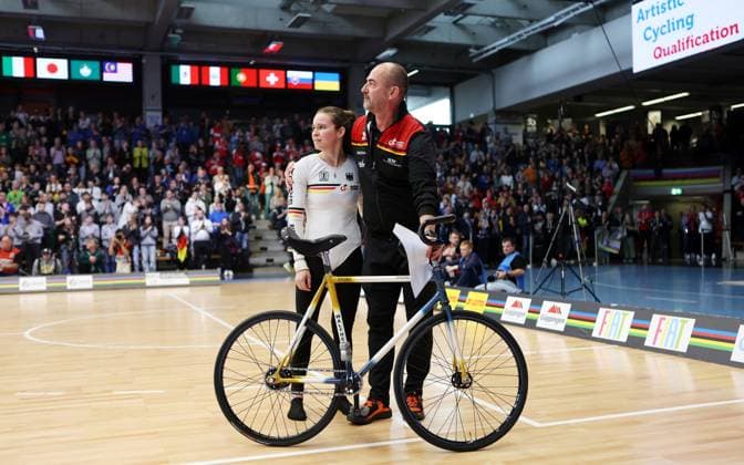 BAU 09.11.2025 Göppingen Kunstrad UCI Hallenrad WM 2025, Single Woman Qualification, Bundestrainer Dieter Maute (GER) tröstet Veronika Koch (GER) nach ihrer Kür
