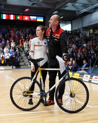 BAU 09.11.2025 Göppingen Kunstrad UCI Hallenrad WM 2025, Single Woman Qualification, Bundestrainer Dieter Maute (GER) tröstet Veronika Koch (GER) nach ihrer Kür