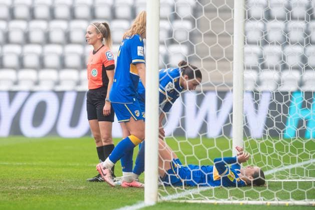 Google Pixel Frauen-Bundesliga 2025 26, 10. Spieltag am 09.11.2025 FC Carl Zeiss Jena vs SGS Essen Rieke Tietz (Jena) liegt verletzt im Tor und muss behandelt werden ad hoc Arena im Ernst-Abbe