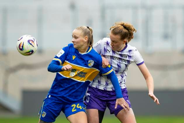 Google Pixel Frauen-Bundesliga: FC Carl Zeiss Jena vs. SGS Essen; Jena; 09.11.2025 Isabella Jaron ( 24; FC Carl Zeiss Jena) gegen Laura Pucks ( 15; SGS Essen) Google Pixel Frauen-Bundesliga: FC Carl Zeiss Jena vs. SGS Essen; ad hoc arena im Ernst-Abbe-Sportfeld; 09.11.2025 Copyright: xBEAUTIFULxSPORTS Duehringx