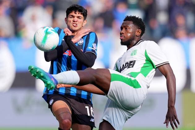 Atalanta s Raoul Bellanova fights for the ball with Atalanta s Mitchel Bakker during the Serie A soccer match between Atalanta and Sassuolo at the New Balance Stadium in Bergamo , north Italy - Sunday , November 09 , 2025. - Soccer .  Copyright: xSpada LaPressex