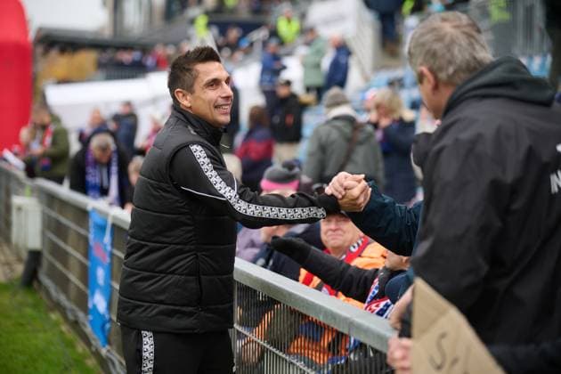 09.11.2025, Fußball, Herren, 2.BL (Bundesliga), Saison 2025 2026, Holstein Kiel - Fortuna Düsseldorf, 12. Spieltag Trainer Marcel Rapp (Kiel) begrüßt die Zuschauer Kiel Holstein-Stadion Schleswig-Holstein Deutschland
