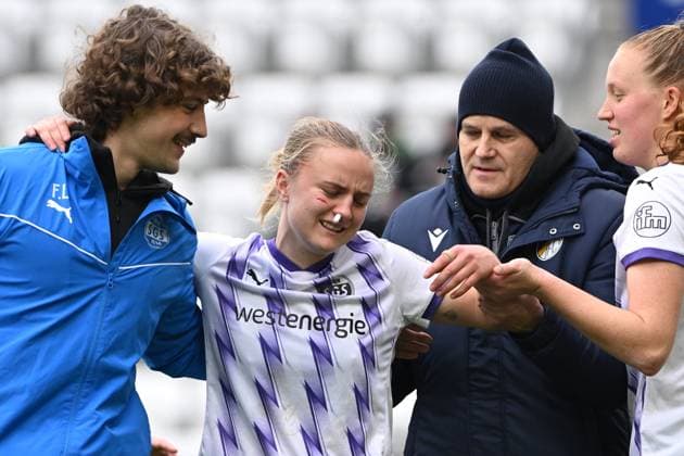 RECORD DATE NOT STATED Paula Flach (5; SGS Essen) wird nach Verletzung von Teammitgliedern und Betreuern unterstützt Verletzung und Betreuung Copyright: xSpeedshotx